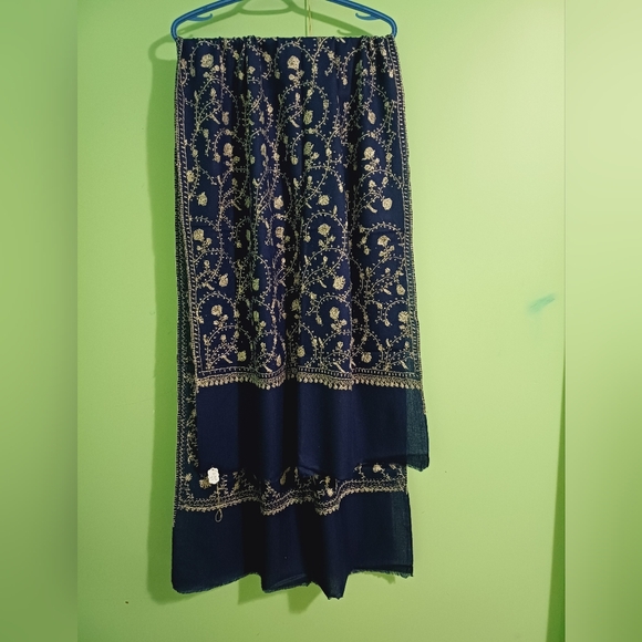 Pashmina stole and scarf jali handmade work - Picture 1 of 4